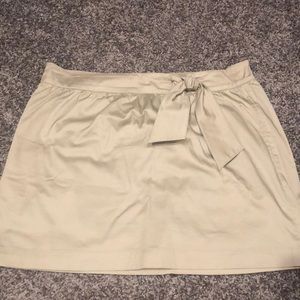 Khaki Tommy Hilfiger skirt with bow.